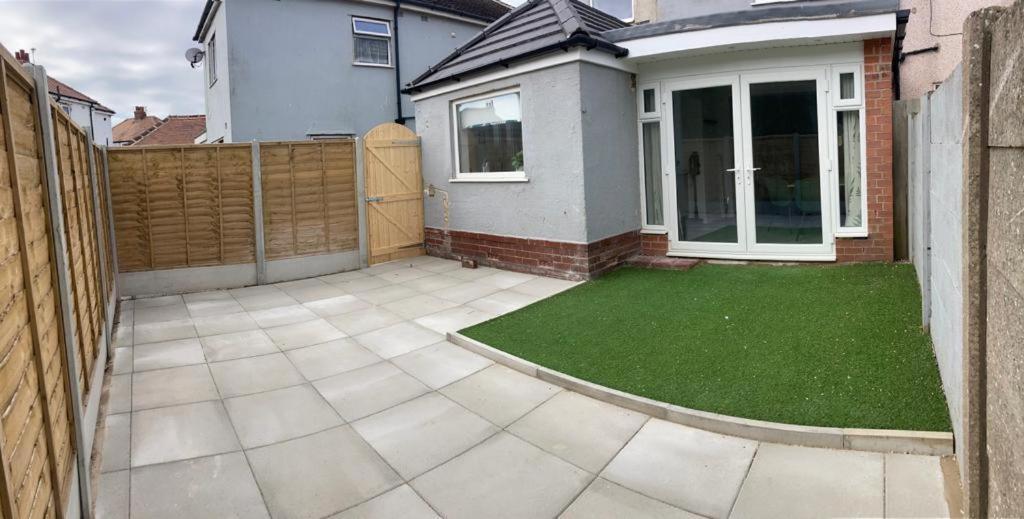 Wave Stays - Ground Floor Apartment - Outside Seating Area Cleveleys Luaran gambar